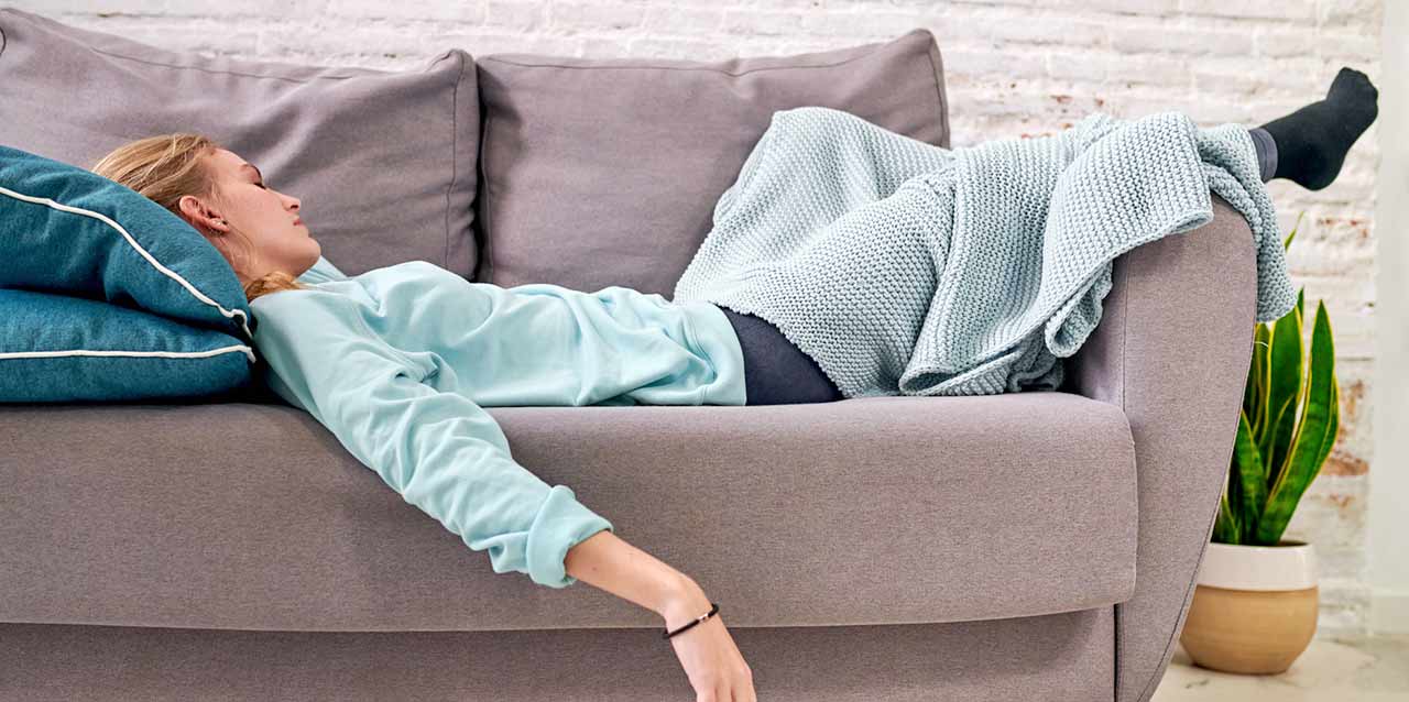 rapariga a dormir no sofá de costas