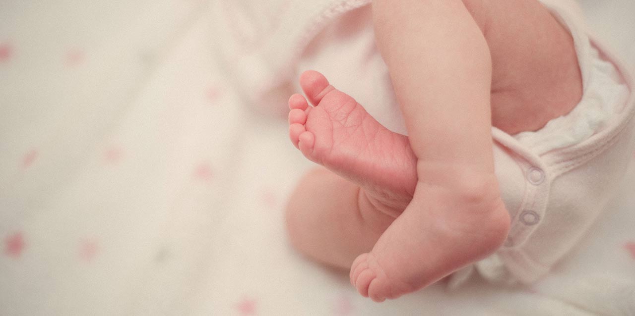 pés de bebé no berço
